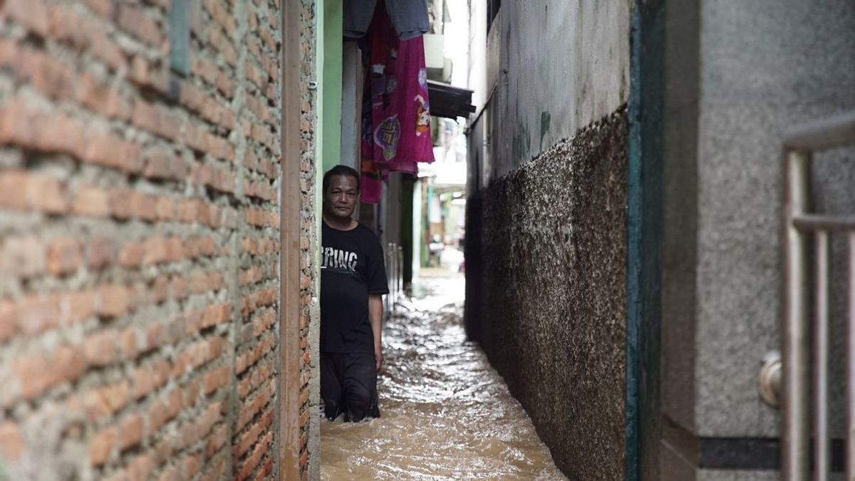 Ciliwung River Overflows, Kebon Pala Settlement In East Jakarta Floods