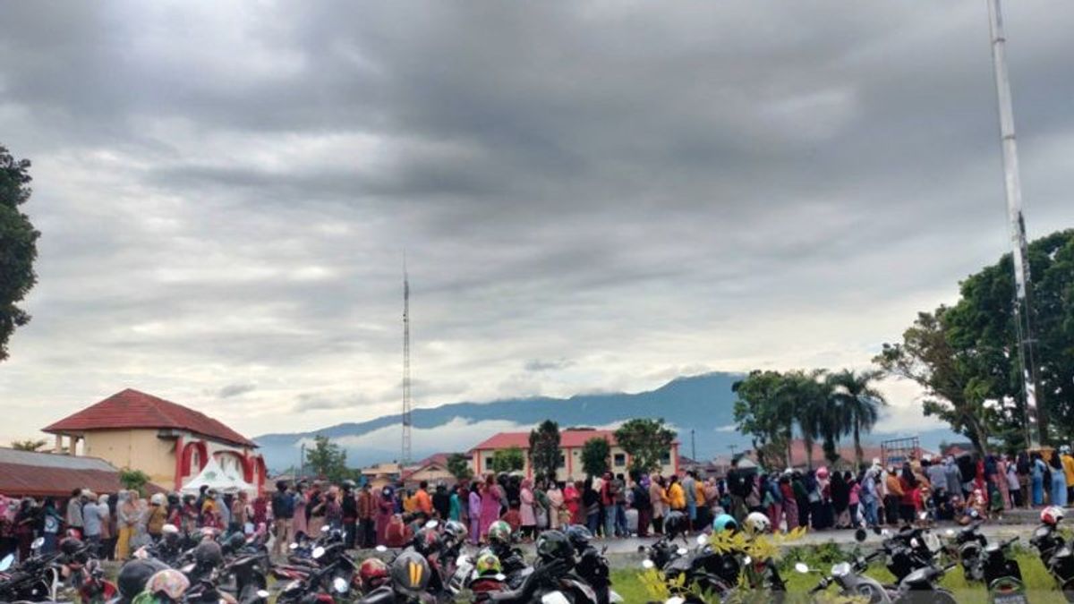 Residents Have Crowded Gathering, Police Postpone Cooking Oil Operation In Bengkulu For Not Obeying Prokes