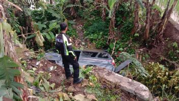Angkot Falls Into Trench, Passenger And Driver Dies