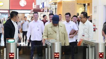 Kunker ke Bandung, Prabowo Naik Whoosh Bareng Masyarakat