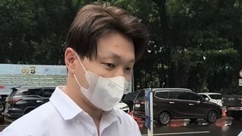 满足警察的呼吁，理查德·李博士为文件报告案件做好准备