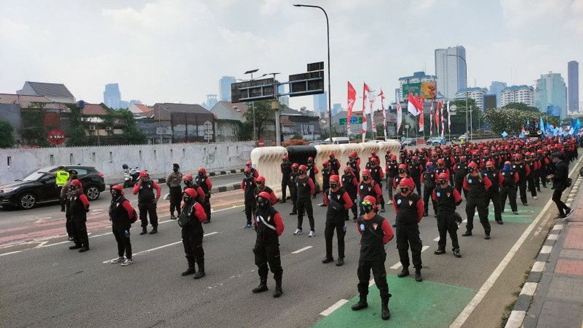Demo Depan Gedung DPR, Buruh Tutup Jalan Gatot Subroto