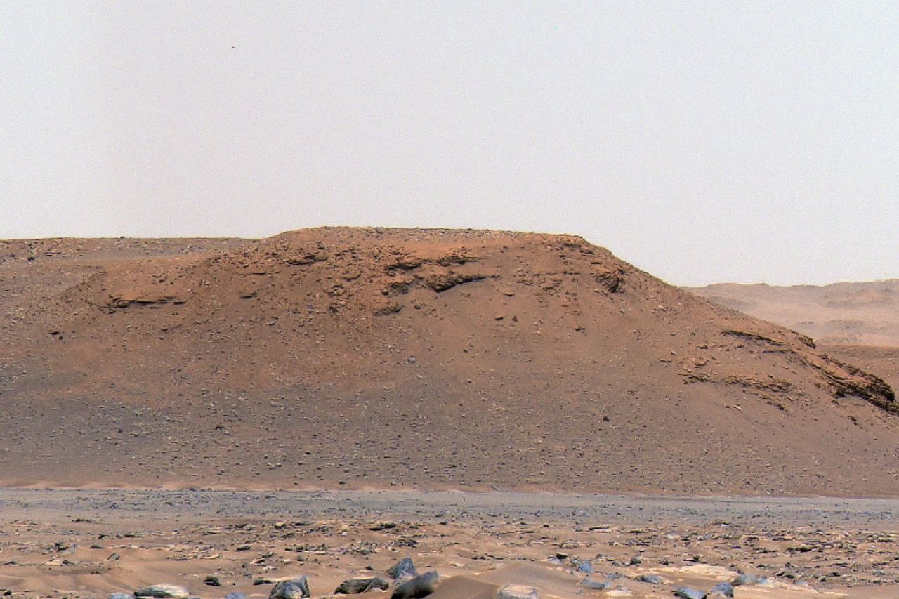 NASAの伝説的な衛星は、火星のクレーターの底に奇妙な土壌パターンをキャプチャ