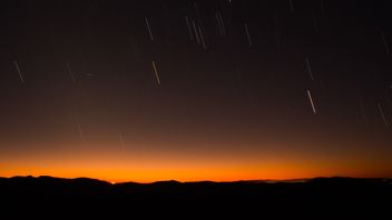 早朝、イータ・アクエリド流星群が地球の空を飾る