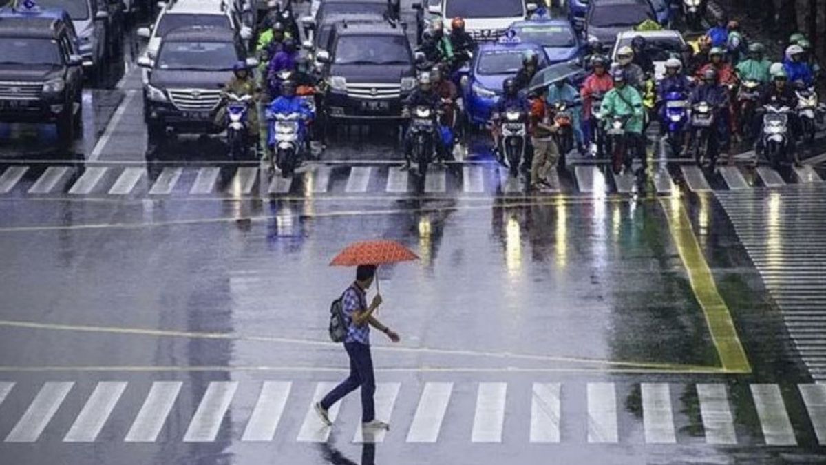 Cuaca 17 April, Waspada Hujan Disertai Petir di Jaksel dan Jaktim Siang Rabu Sore