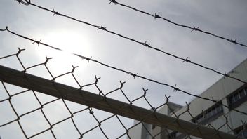 7人のパスルアン警察の被拘禁者が鉄の窓を割った後に脱出