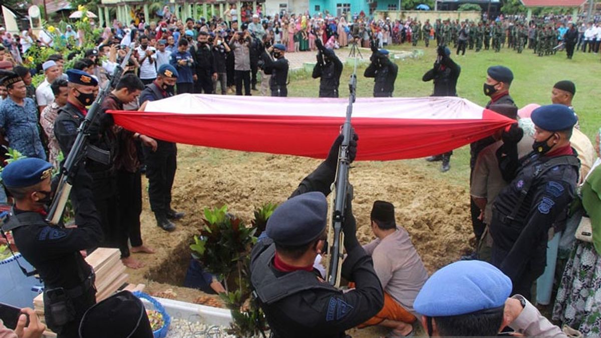 Under The Umbrella Of Red And White And Isak Crying, Brimob Bharatu Muhammad Who Died In Papua Buried In TMP
