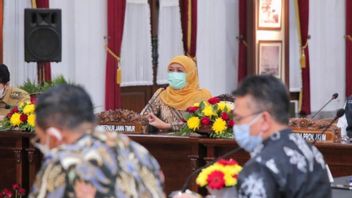 Khofifah Instructs Regional Heads To Complete COVID-19 Teacher Vaccination In East Java
