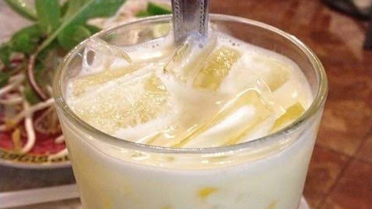 Sua Hot Ga, A Unique Combination Of Soda And Yellow Eggs From Vietnam