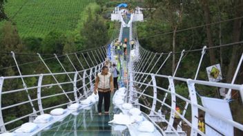 وزارة PUPR تقيم نتائج اختبار الحمل لجسر جبل برومو الزجاجي