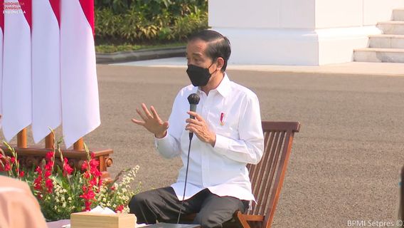 Distributing Banpres For Productive Micro Enterprises, Jokowi Asks MSMEs To Survive