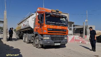 إسرائيل تسمح لناقلات الوقود بدخول قطاع غزة والميليشيات الفلسطينية لا تزال تطلب الوصول إلى أموال قطر
