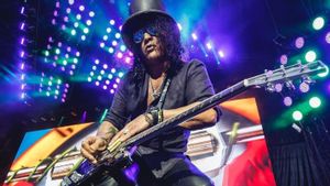 슬래시(Slash)는 건즈 앤 로지스(Guns N' Roses)가 새로운 작업을 시도하고 있다고 말합니다.