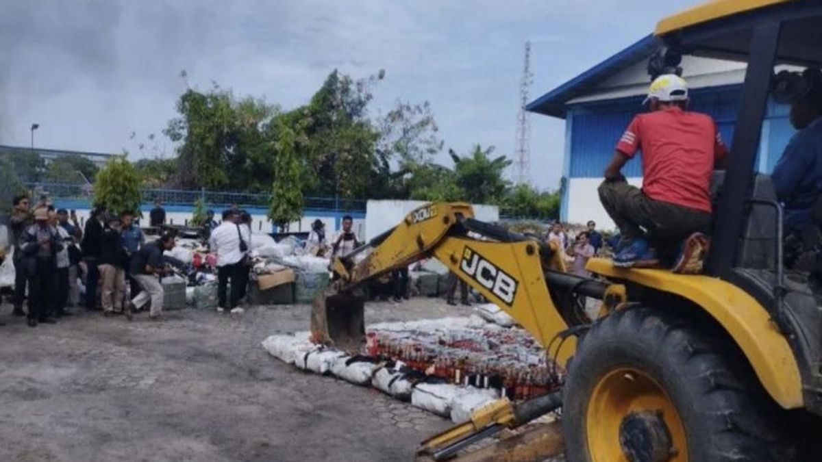 Dilindas Alat Berat, Rokok hingga Miras Ilegal Rp839 Juta Dimusnahkan Bea Cukai Dumai