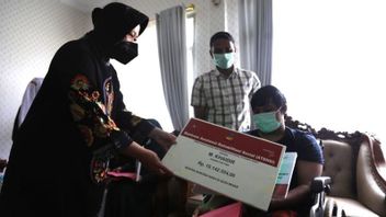 بالإضافة إلى تقديم المساعدة للعلاج ، تقوم وزيرة الشؤون الاجتماعية ريزما أيضا بتحفيز 3 أشخاص يعانون من أمراض شديدة في آتشيه
