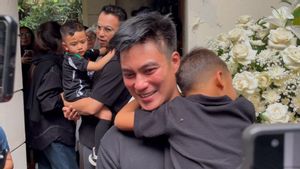 Senyum Baim Wong Iringi Kepergian Ayah Menuju Makam