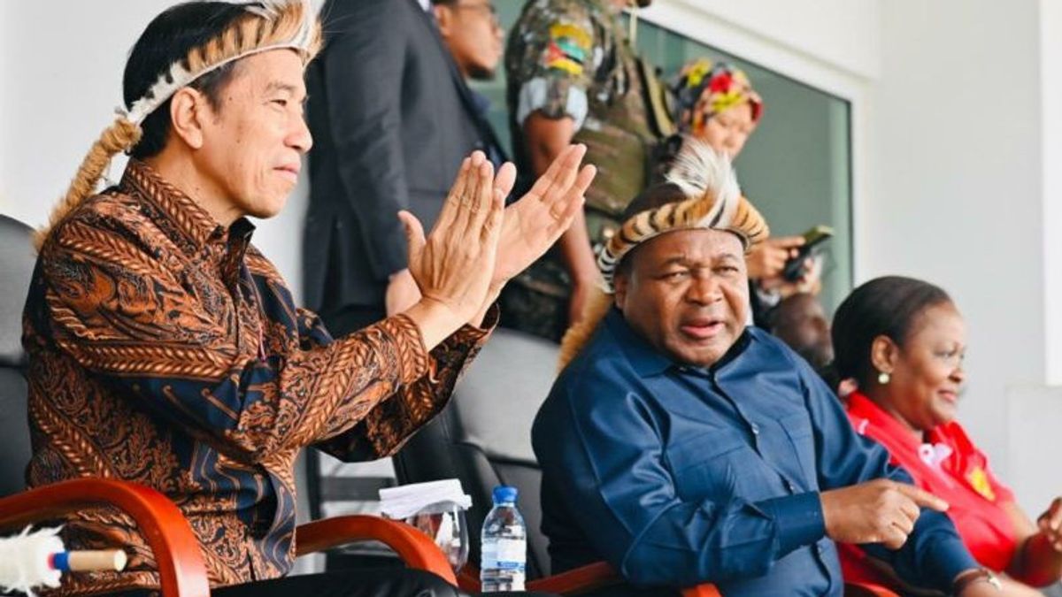 アフリカの伝統的な首長の祝福を受けたジョコウィは、モザンビーク文化祭に出席しました