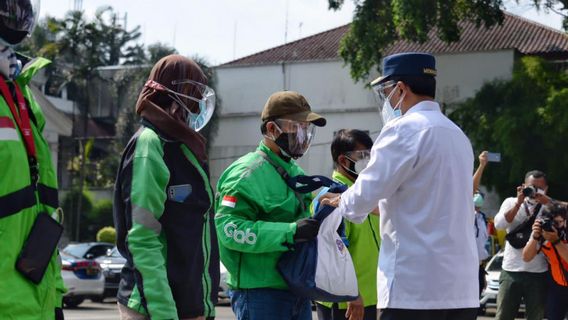 500 Paquets De Nourriture Distribués Par Le Ministre De L’Économie Et Des Transports Aux Chauffeurs De Bogor