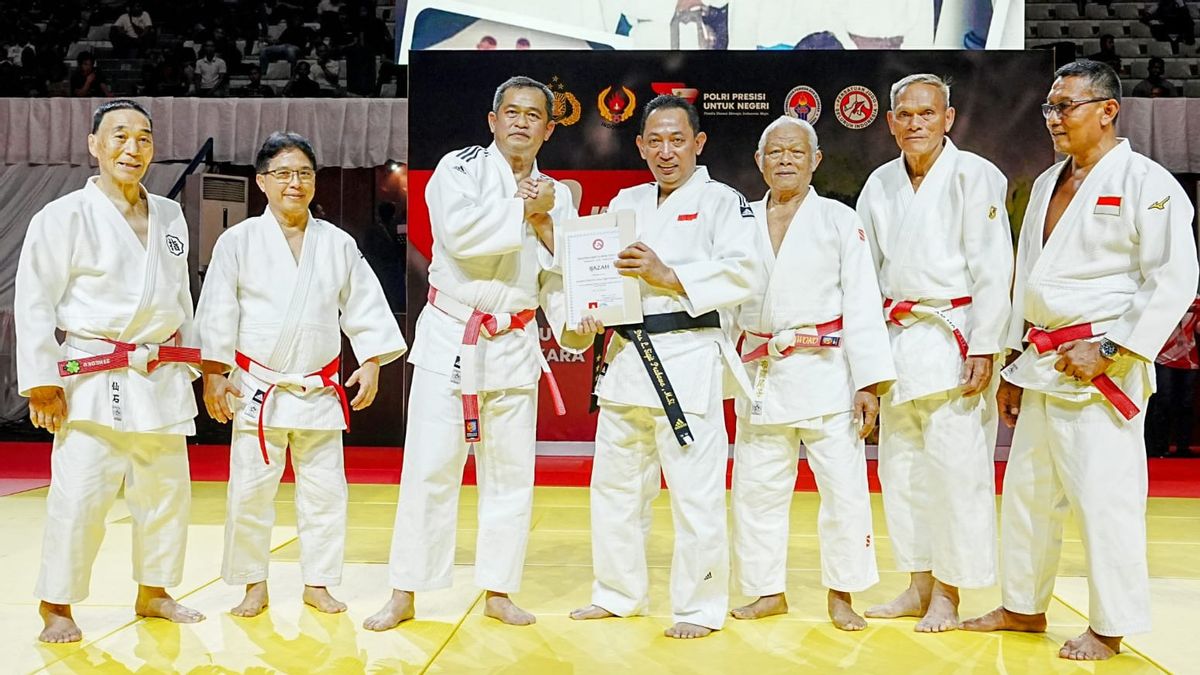 Kapolri Terima Sabuk Hitam Judo dari Ketum PB PJSI Letjen TNI Maruli Simanjuntak