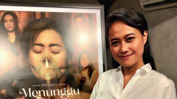 Lying Weak And In A Coma Is Difficult For Putri Ayudya To Do In The Movie Waiting For Mother