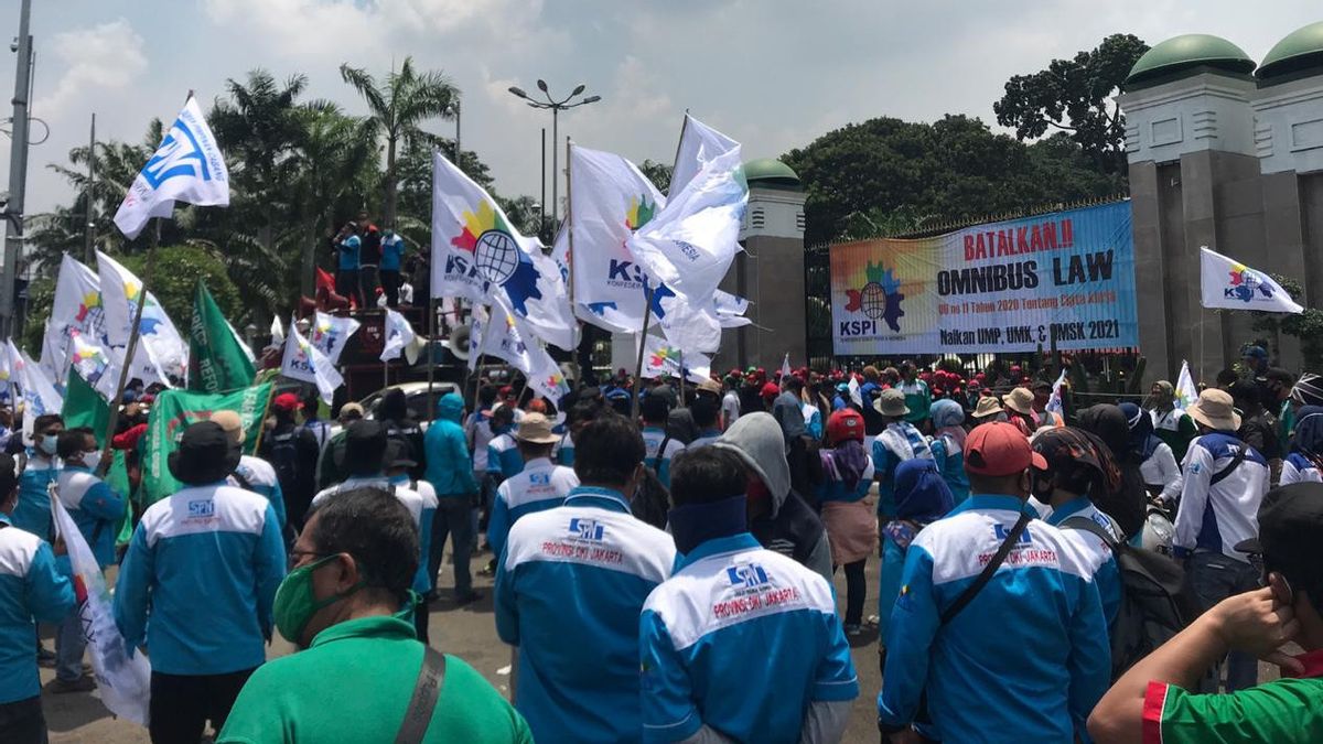 Demo Hari Ini, KSPI Pasang Spanduk Besar "Batalkan Omnibus Law" di Gerbang DPR