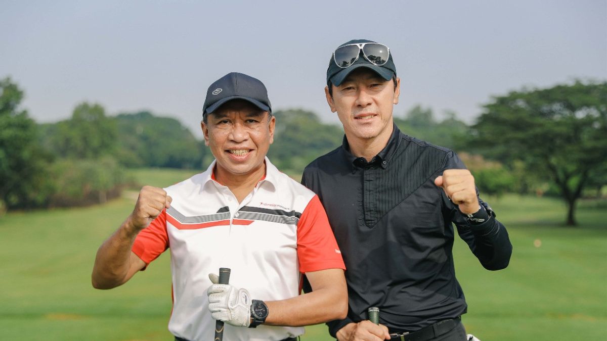 在打高尔夫球时，Menpora和Shin Tae-yong有趣地讨论国土足球