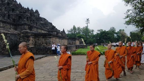 Ribuan Umat Buddha Lakukan Magha Puja di Candi Borobudur