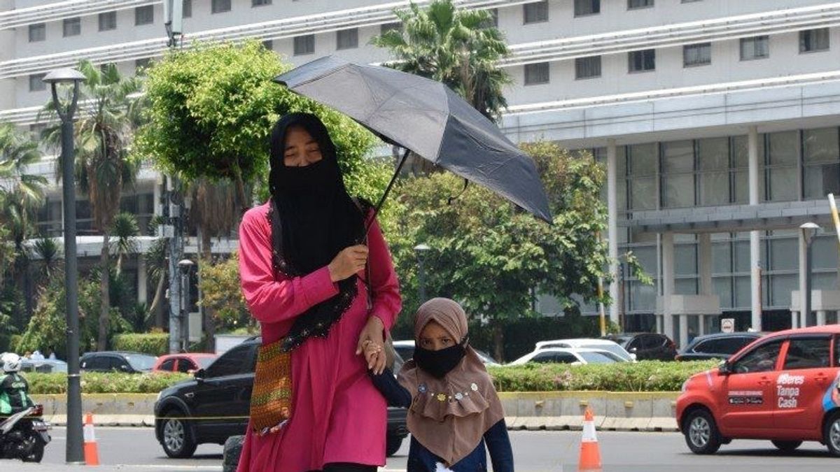 Hot Weather Up To 35 Degree Celsius Hits Medan City