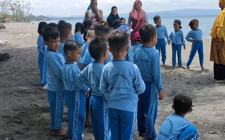 Bersih-bersih Sampah di Pantai Loang Baloq Mataram, Anak TK Ingin Jadi Contoh Cara Menjaga Lingkungan