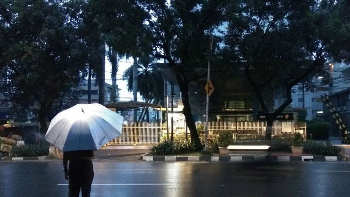 利用可能な傘、BMKGはインドネシアの多くの地域で大雨を予測します