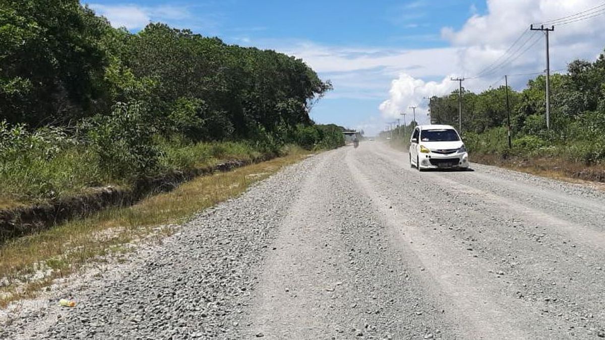 カルタラ州政府がブルンガン県の2つの道路の修理を支援
