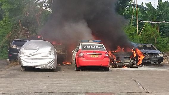 ジャクバル警察署の多くの車が突然火災を起こし、警官はまだ停電を行っています