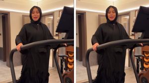 Olahraga Pakai Abaya, Gaya Busana Cardi B Jadi Sorotan Netizen