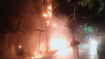 L’électricité court-circuité, câbles aériens à Joglo Jakbar ont pris feu