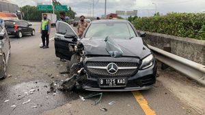 Pengemudi Mercedes <i>Ugal-ugalan</i> Lawan Arah Seruduk 3 Mobil di JORR Diduga Demensia, Sudah Dikembalikan ke Keluarga 