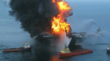 تحترق سفينة بمحركات بحرية في بحر جاوة ، ويتم إنقاذ جميع أفراد الطاقم