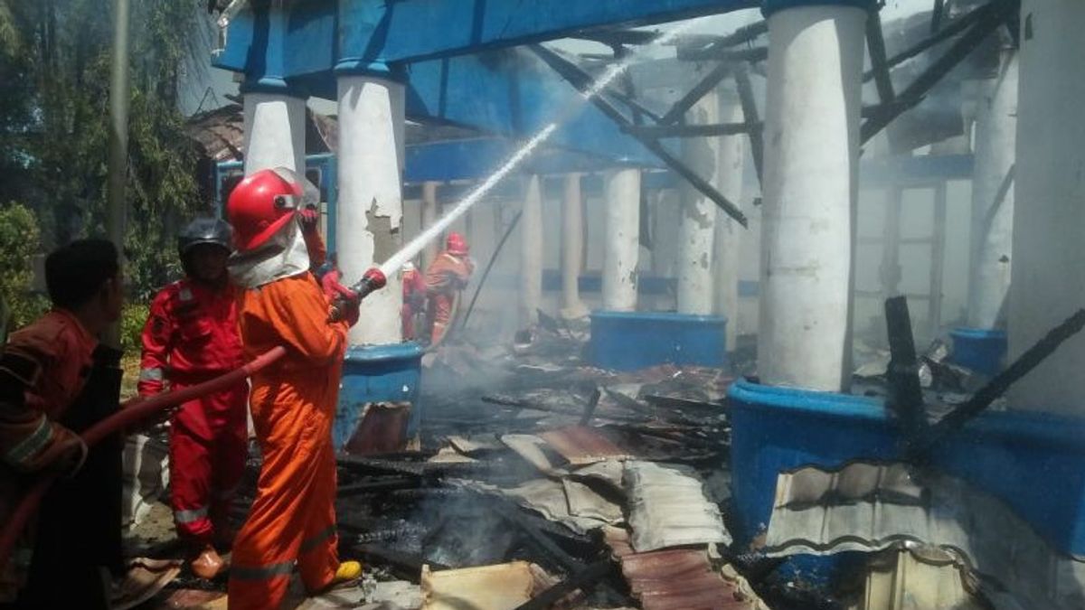 Polres Bengkulu Olah TKP Kebakaran Kantor Camat Ratu Agung