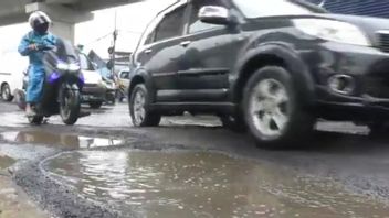 由于下雨，Cakung地区的许多道路受损和坑洼