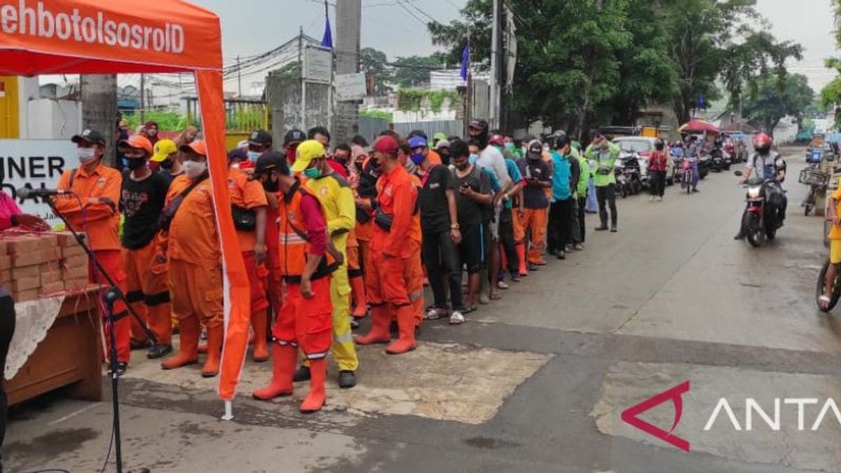 Bajaj Driver, Ojol And PPSU Officers, Willing To Queue To Get Free Rice Boxes At Tamansari