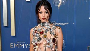 Berani dan Nyentrik, Jenna Ortega Tampil dengan Outfit Bertabur Permata di Emmy Awards 2025