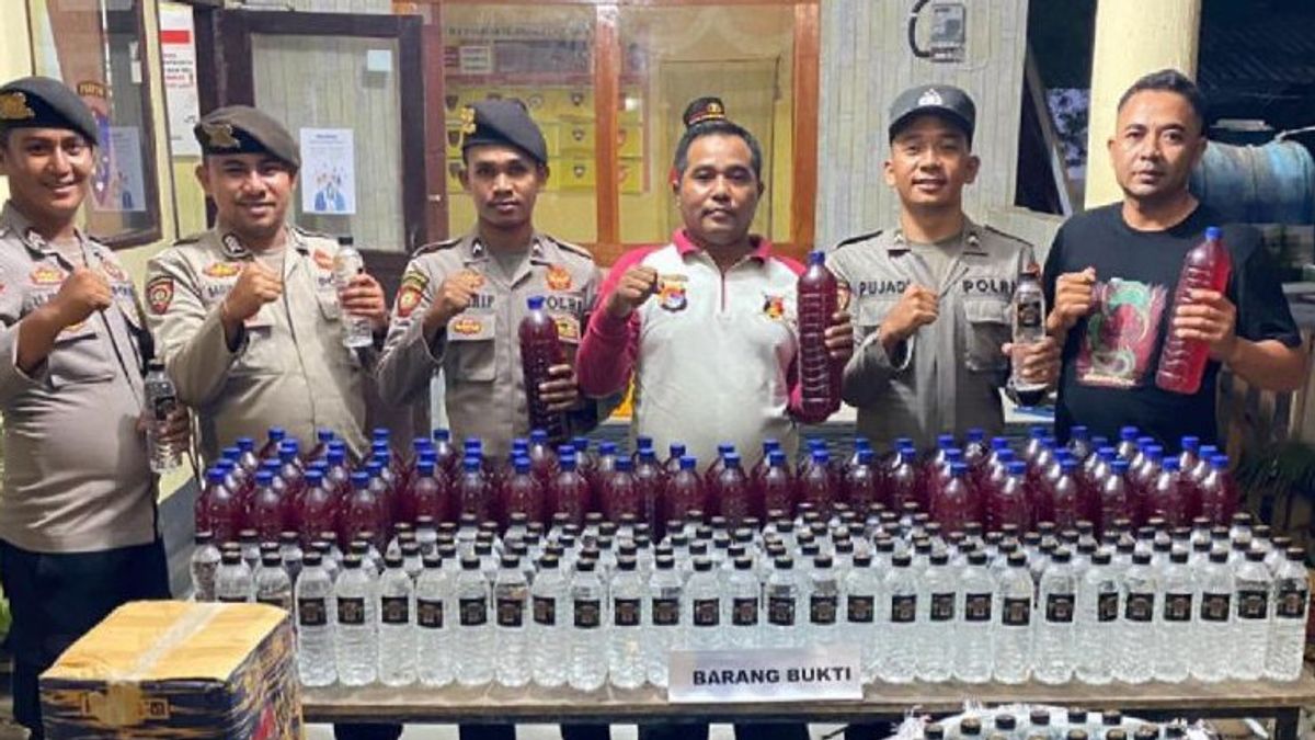 Police Confiscate 504 Bottles Of Alcohol At Poto Tano Port, West Sumbawa