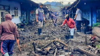 Usai Banjir Bandang, Permukiman Penduduk di Bondowoso Terendam Lumpur Sampai 60 Cm