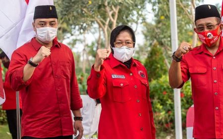 Teriakan Merdeka Risma Antarkan Eri-Armuji Menuju KPU Surabaya