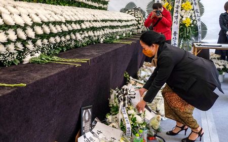 Didampingi Megawati, Puan Letakkan Karangan Bunga di Memorial Korban Tragedi Itaewon