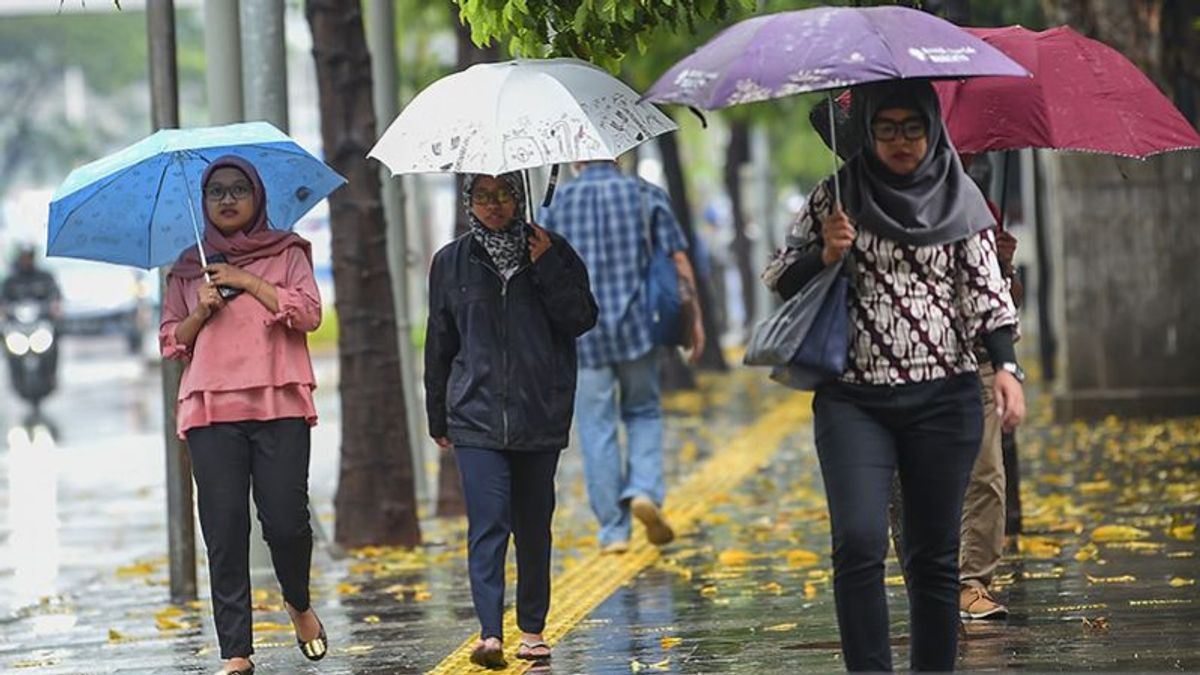 Sedia Payung, Jakarta Berpotensi Hujan Senin Malam