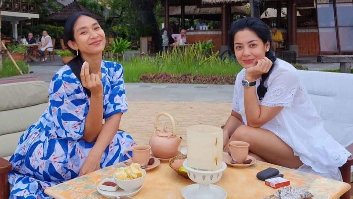 5 Portraits Of Lulu Tobing Nyangtai With Happy Salma, Two Friends Decrees