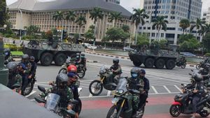 Pasukan TNI dengan Panser dan Motor Keliling Jakarta, Copoti Baliho Tak Berizin termasuk Spanduk Rizieq Shihab
