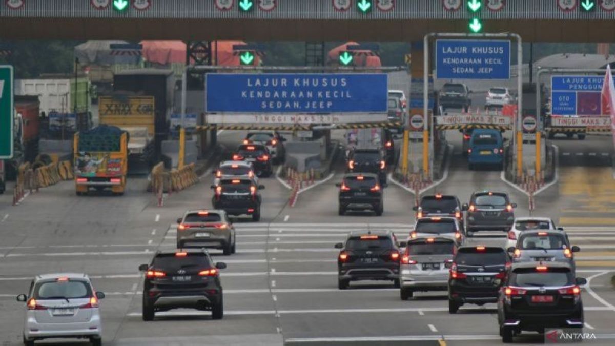 La circulation sur la route à péage de Jagorawi, direction de Jakarta Padat, Contraflow est entrée en vigueur ce soir