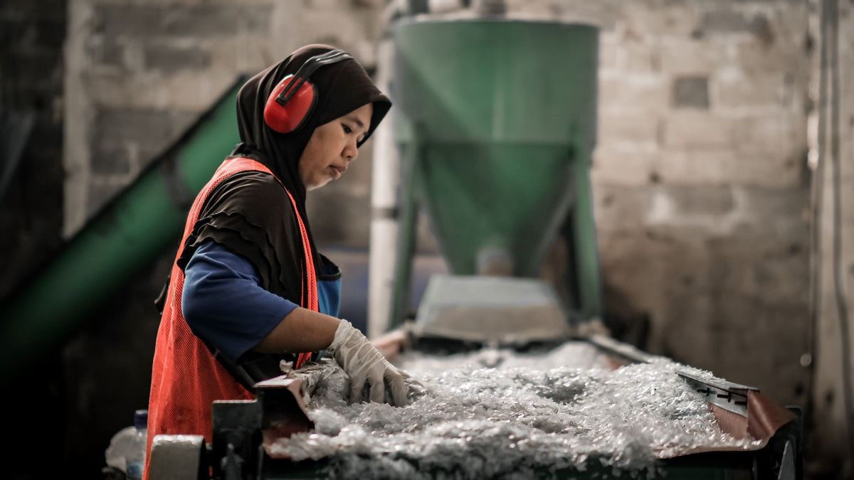 En habilitant les réfugiés en tant qu’activistes de l’industrie circulaire, AmatUA contribue à la gestion des déchets plastiques en Indonésie