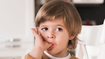 奇妙に感じられる4つの子供の習慣の理由を知っている、そのうちの1つは指を吸う